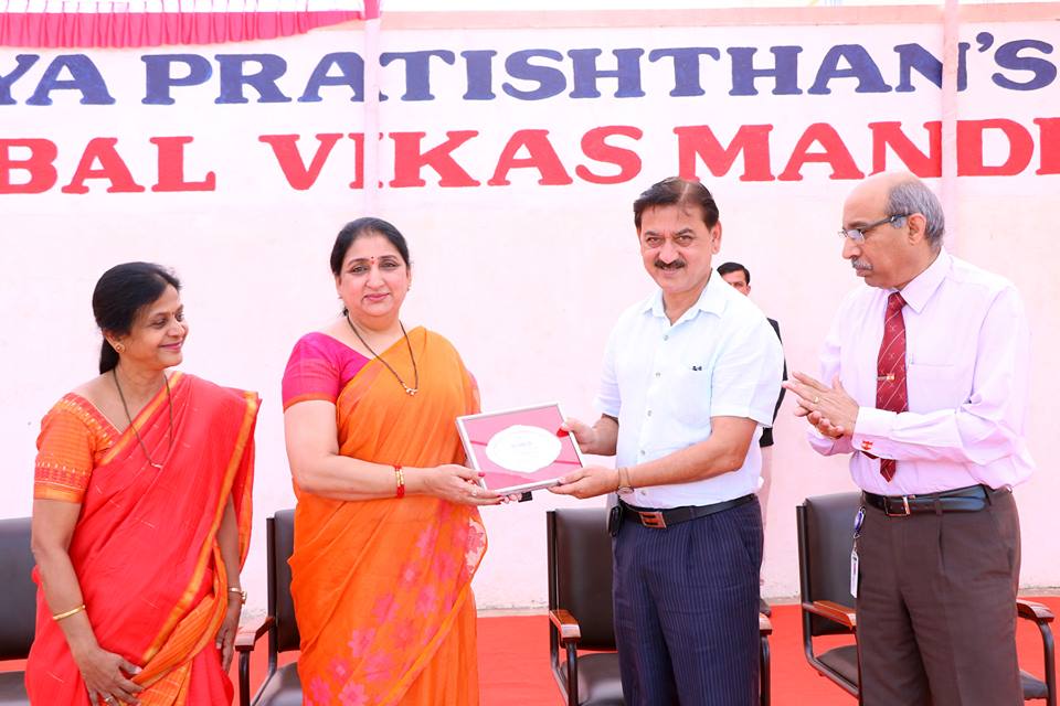 Dr. Rajiv Motilal Shah,Executive Committee Member, V.P., Presenting the Salver as a Token of Appreciation to our Chief Guest  Hon. Mrs. Sunetratai Pawar, Executive Committee Member, V.P.