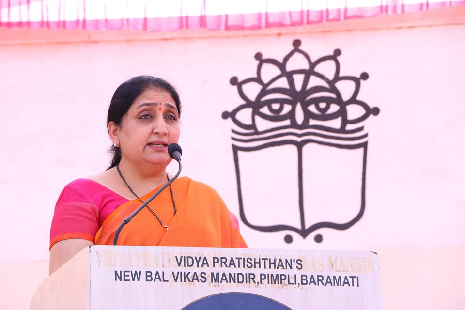  The Chief Guest, Hon. Mrs. Sunetratai Pawar, Executive Committee Member, V.P., addressing the students and parents on the occasion. 