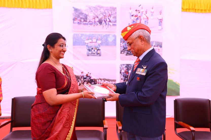 Mrs. Tanushree Gore presenting the Salver as a Token of Appreciation to our Chief Guest  Col. Nambiar RMR