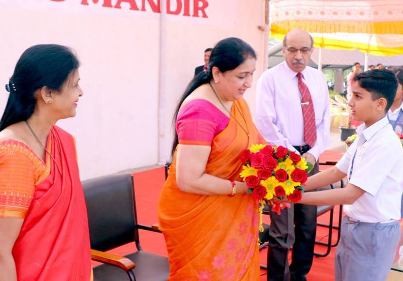  A student welcoming the Chief Guest, Hon. Mrs. Sunetratai Pawar, Executive Committee Member, V.P.