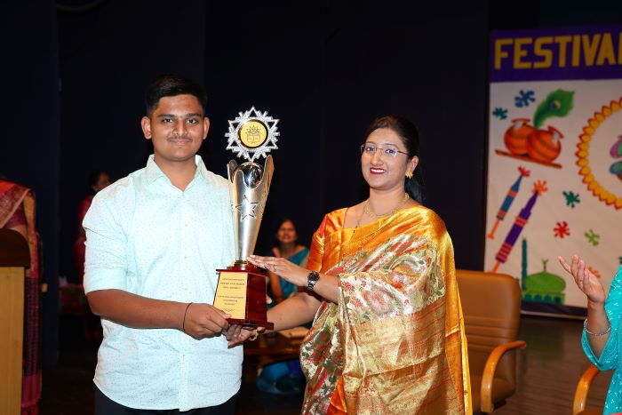 Gaurav Santosh Gundecha received Trophy presented by Mr. Ritesh Prakash Sawant for securing highest  marks in  Sanskrit and a Cash prize of Rs 1000.

