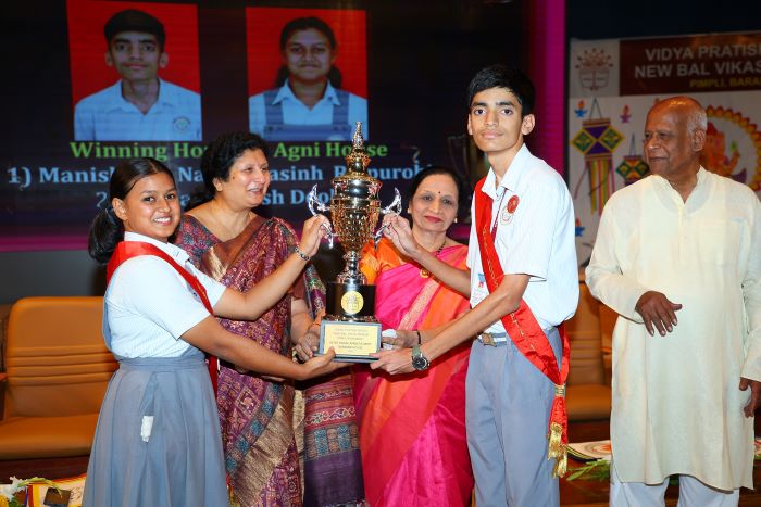 Gaurav Santosh Gundecha received Trophy presented by Mr. Ritesh Prakash Sawant for securing highest  marks in  Sanskrit and a Cash prize of Rs 1000.